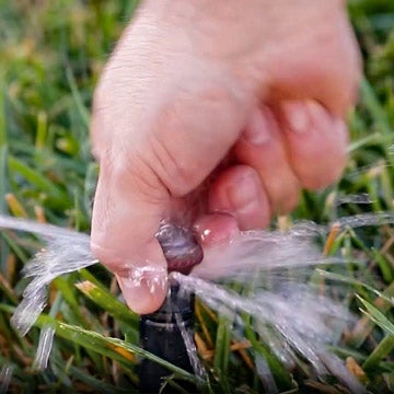 Einfach nach oben ziehen, um die Düse zu spülen